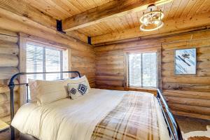 1 dormitorio con 1 cama en una cabaña de madera en Aspen Lodge, en Park City
