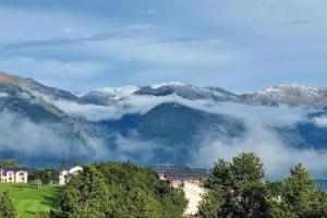a view of the mountains with clouds in the valley at Appartement très lumineux in Égat