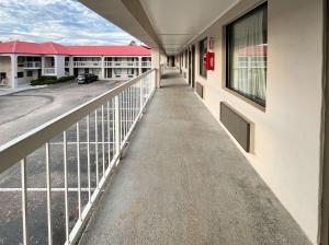 una pasarela fuera de un edificio hospitalario en Motel 6 Abbeville, AL, en Abbeville