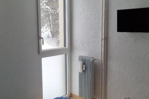 ein Fenster mit einem Heizkörper in einem Zimmer in der Unterkunft Appartement très lumineux in Égat