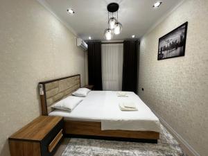 ein Schlafzimmer mit einem großen Bett in einem Zimmer in der Unterkunft Entire Apartment in Central Nukus in Nukus