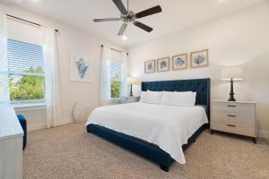 1 dormitorio con 1 cama y ventilador de techo en Blue Angel Casa, en Perdido Key