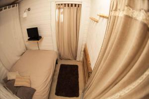 Kleines Zimmer mit einem Bett und einem Fenster in der Unterkunft Appartement Tignes Val-Claret // 6 Personnes in Tignes