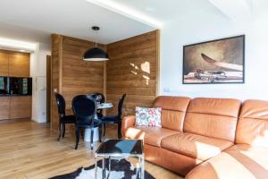 uma sala de estar com um sofá e uma mesa em MOUNTAIN BASE Apartament Bellissimo em Zakopane