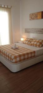 1 dormitorio con 2 camas y ventana en Apartamentos Costa de la Luz Béjar 28-30, en Huelva