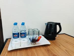 uma bandeja com três garrafas de água numa mesa em Hotel Insta 18 em Siliguri
