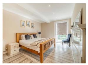 1 dormitorio con cama, escritorio y silla en 8 bedroom Annexe at Moulton Grange, en Northampton