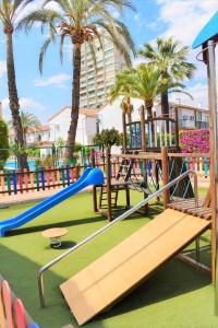 un parque infantil con palmeras en Nice Apartment Rinconada Real, en Benidorm