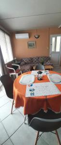 A seating area at Comfy Apartment near the Sea