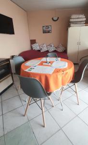 A seating area at Comfy Apartment near the Sea