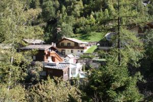 un piccolo villaggio in montagna con case di Chalet Bodenbrücke a Eisten