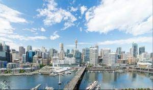 uma vista para uma cidade com barcos na água em Great Location! Darling Harbour Superb 2BR Apt em Sydney