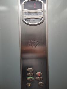 オリウエラにあるSan Cristobal 2の自動販売機(時計付)