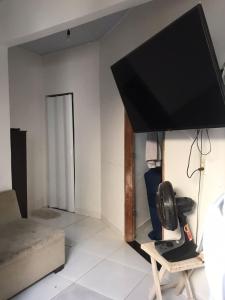 sala de estar con TV de pantalla plana sobre una mesa en Studio Trivion- Px ao centro e praias en Palmas