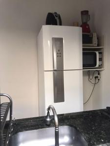 encimera de cocina con fregadero y microondas en Studio Trivion- Px ao centro e praias en Palmas