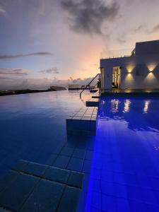 une villa avec une piscine au crépuscule dans l'établissement Mt Kinabalu , Sea View & Sunset Living , Aru Suites , Borneo, à Kota Kinabalu