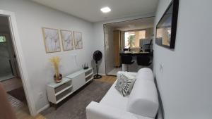 uma sala de estar branca com um sofá branco e um lavatório em Studio Praia do Jardim 1 305B em Angra dos Reis