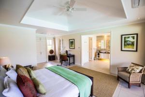 伊頓島的住宿－Eden Island Sea Front Villa with Pool，一间卧室设有一张床和一间客厅。