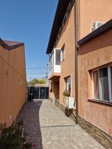 una pasarela entre dos edificios en un callejón en Casa DARYA-24h Check-in en Bucarest