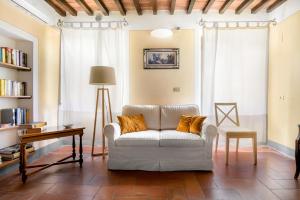 a living room with a couch and a table at Villa Vignacce - Boutique Country Resort in Bettolle