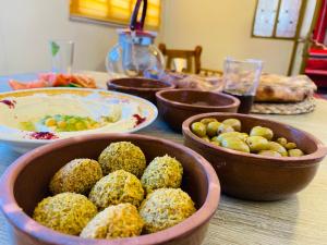 Petra NefNaf Hostel في وادي موسى: طاولة مع أطباق من الطعام على طاولة