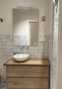 bagno con lavandino e specchio di Habitación en Plaza Mina a Cadice