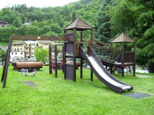 um parque infantil com um escorrega na relva em Residence Beau Sejour em Antey-Saint-André