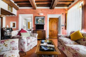 a living room with two couches and a coffee table at Villa Vignacce - Boutique Country Resort in Bettolle