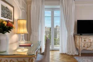 sala de estar con escritorio y ventana en King George, a Luxury Collection Hotel, Athens, en Atenas
