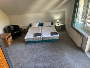 ルバフカにあるZajazd Magraniのベッドルーム1室(ベッド1台、デスク、椅子付)