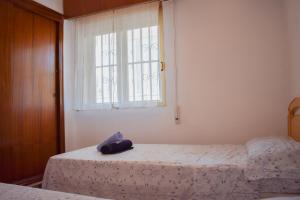 ベニドルムにあるNice Apartment Rinconada Realのベッドルーム1室(ベッド2台、窓付)