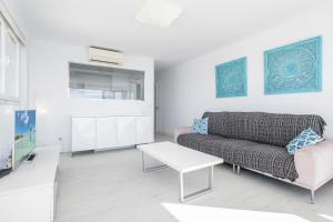 Sala de estar blanca con sofá y mesa en Veracruz 18-A Deluxe Apartment Levante Beach, en Benidorm