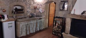 Kuchyň nebo kuchyňský kout v ubytování LA CHASCONA DI FARNESE casa di tufo nel borgo