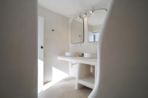 Koupelna v ubytování 23 Hotel Mykonos + 37 fotografií