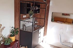 una cucina con lavandino e specchio di LodgeRivierenhof ad Anversa