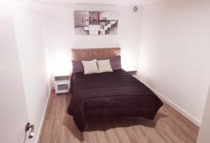 een slaapkamer met een groot bed in een kamer bij Piso de lujo 2 habitaciones in Las Rozas de Madrid