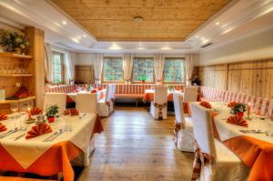 Ein Restaurant oder anderes Speiselokal in der Unterkunft Hotel Häuserl im Wald 