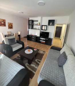 ein Wohnzimmer mit 2 Sofas und einem Tisch in der Unterkunft Apartman Nada in Bijeljina