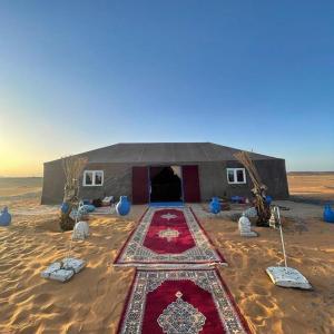 duży namiot na środku pustyni w obiekcie Hostel World Rooftop Marrakech w Marakeszu