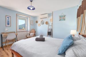- une chambre avec un lit, un bureau et une fenêtre dans l'établissement Le Belvèze, Emplacement central et calme, à Port-Vendres
