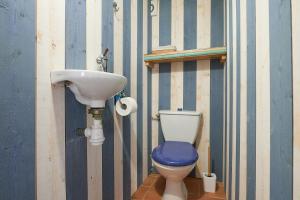 La salle de bains est pourvue de toilettes et d'un lavabo. dans l'établissement Le Belvèze, Emplacement central et calme, à Port-Vendres