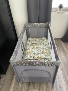una cuna de metal con una colcha. en Ferienapartment Essen, en Essen