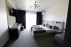 - une chambre avec 2 lits, un lavabo et une fenêtre dans l'établissement Villa Grey Hotel, à Duliby