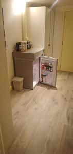 einen kleinen Kühlschrank in einem Zimmer mit einer Theke in der Unterkunft LodgeRivierenhof in Antwerpen