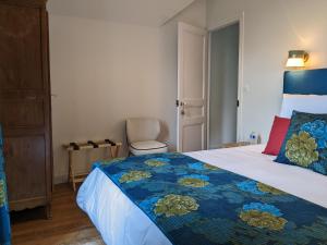 a bedroom with a large bed with a blue blanket at Villa Eliane - parking privé in Étretat