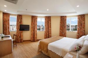 Uma TV ou centro de entretenimento em Windsor Florida Hotel