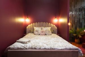 Un dormitorio con una cama grande con dos almohadas. en Suite jacuzzi, chic romantique climatisé à 50 m du metro, en Villeurbanne