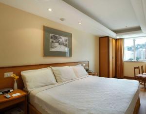 Cama ou camas em um quarto em Windsor Florida Hotel