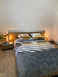 sypialnia z dużym łóżkiem i dwoma szafkami nocnymi w obiekcie Appartement chic plage des Catalans w Marsylii