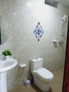 łazienka z toaletą i umywalką w obiekcie OLD Bonapriso Paisible Appart meublé 2 Chambres w mieście Duala